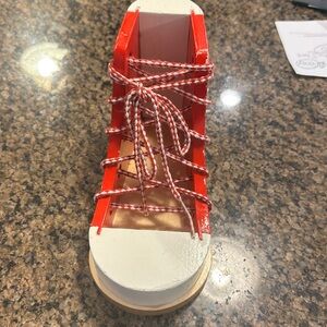 Melissa and Doug Wood, how to tie your shoelaces